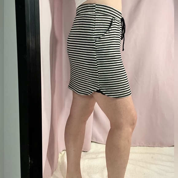 Mini skirt black and light grey striped with pockets stretchy. Made by ReneeC - Picture 5 of 7